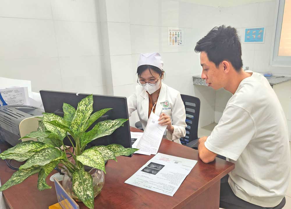 Người dân khám bệnh tại Trung tâm Y tế khu vực Mang Thít.