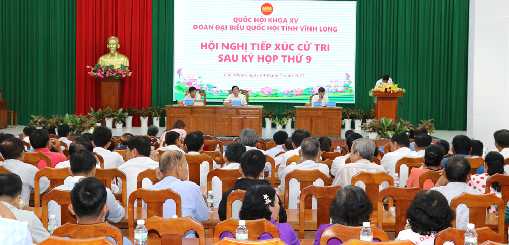 Đoàn đại biểu Quốc hội đơn vị tỉnh Vĩnh Long tiếp xúc cử tri xã Cái Nhum.