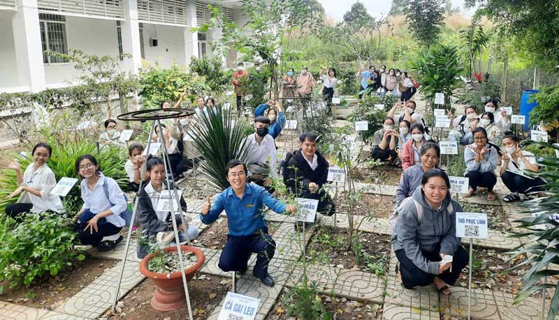 Sinh viên Khoa Y dược Trường Cao đẳng Vĩnh Long học dược liệu tại vườn thuốc nam mẫu. 