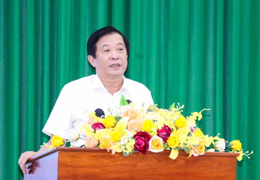 Đại biểu Bùi Văn Nghiêm- Uỷ viên BCH Trung ương Đảng, Phó Trưởng Ban Nội chính Trung ương giải trình các kiến nghị của cử tri và thông tin thêm nhiều nội dung về tình hình kinh tế, xã hội.