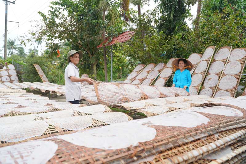 Nghề làm bánh tráng ở cù lao Mây được bao thế hệ tiếp nối giữ gìn.