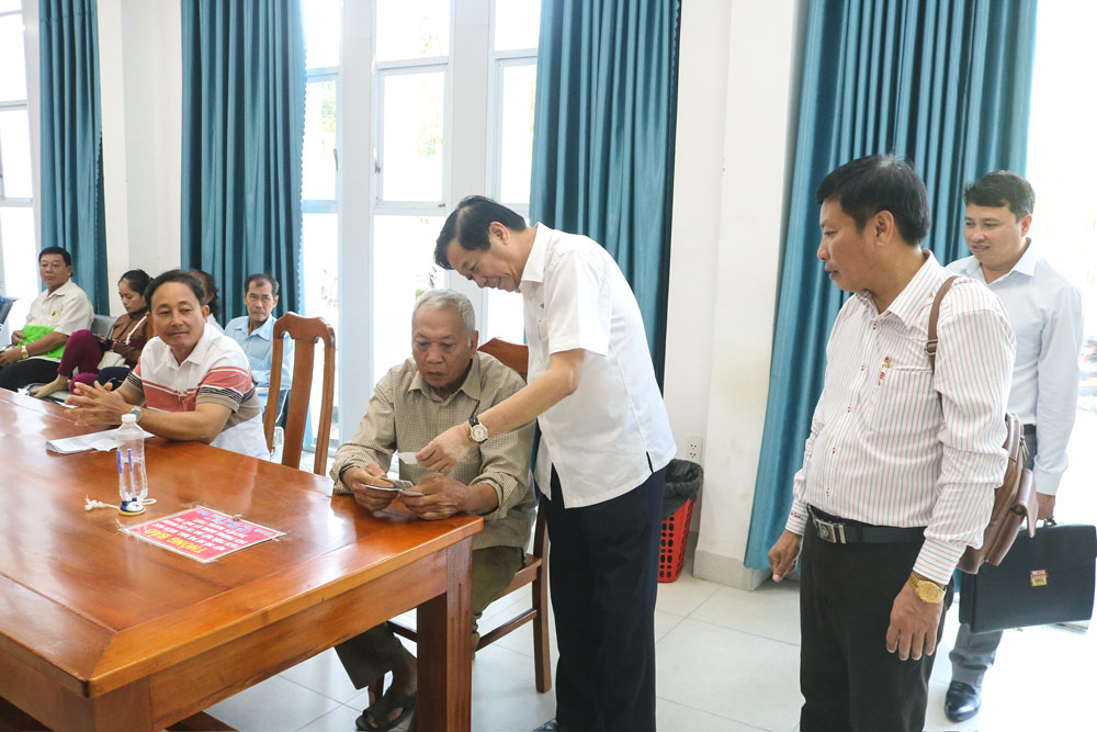 Phó Trưởng Ban Nội chính Trung ương- Bùi Văn Nghiêm thăm hỏi người dân tại Trung tâm hành chính công của xã Cái Nhum.