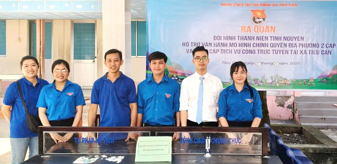 Đội hình thanh niên tình nguyện hỗ trợ vận hành chính quyền địa phương 2 cấp và cung cấp dịch vụ công trực tuyến tại Trung tâm Phục vụ hành chính công xã Tiểu Cần, tỉnh Vĩnh Long. Ảnh: HỒNG NHUNG 