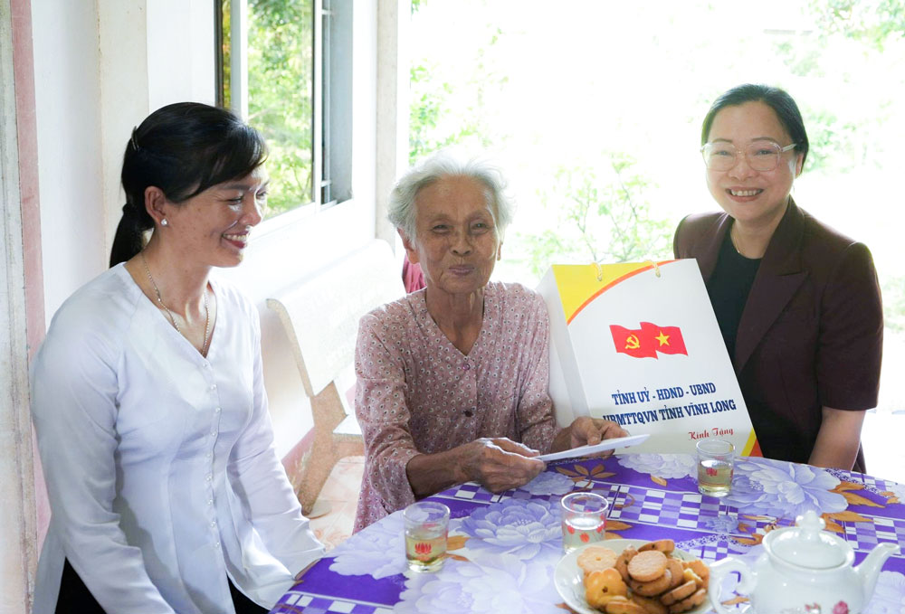 Tỉnh ủy viên, Phó Chủ tịch UBND tỉnh- Nguyễn Thị Quyên Thanh ân cần thăm hỏi, tặng quà cho Mẹ Việt Nam anh hùng Trần Thị Kim Cúc (xã Quới Thiện).