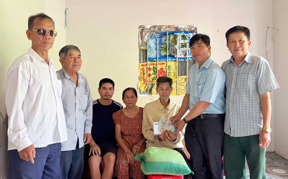 Qua thông tin trên mục “Địa chỉ nhân đạo” Báo và phát thanh, truyền hình Vĩnh Long số 6116 phát hành ngày 4/7/2025, bạn đọc gửi giúp ông Chồi 3.100.000đ và 10kg gạo.