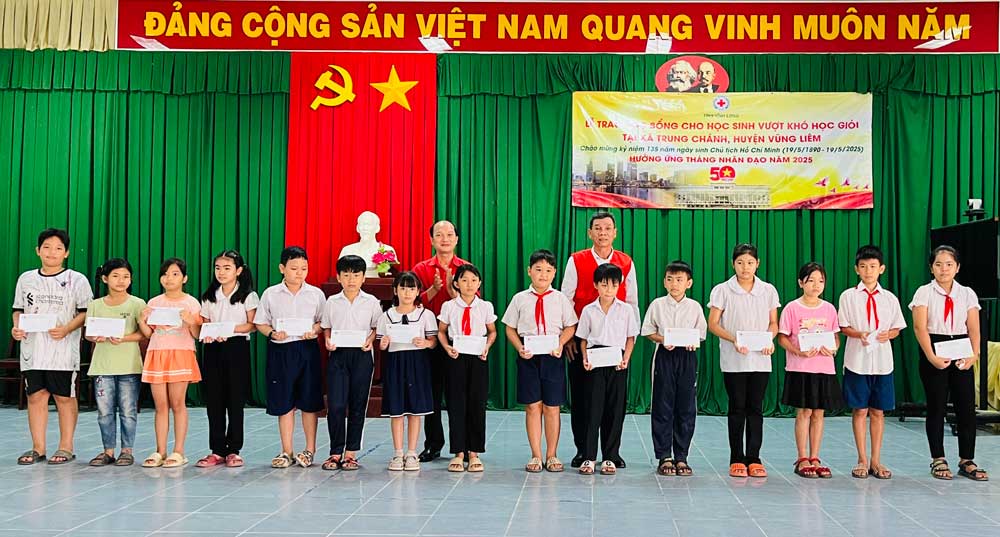 Các học sinh tiểu học thuộc gia đình hộ nghèo, có hoàn cảnh khó khăn vượt khó học giỏi được trao tặng học bổng.