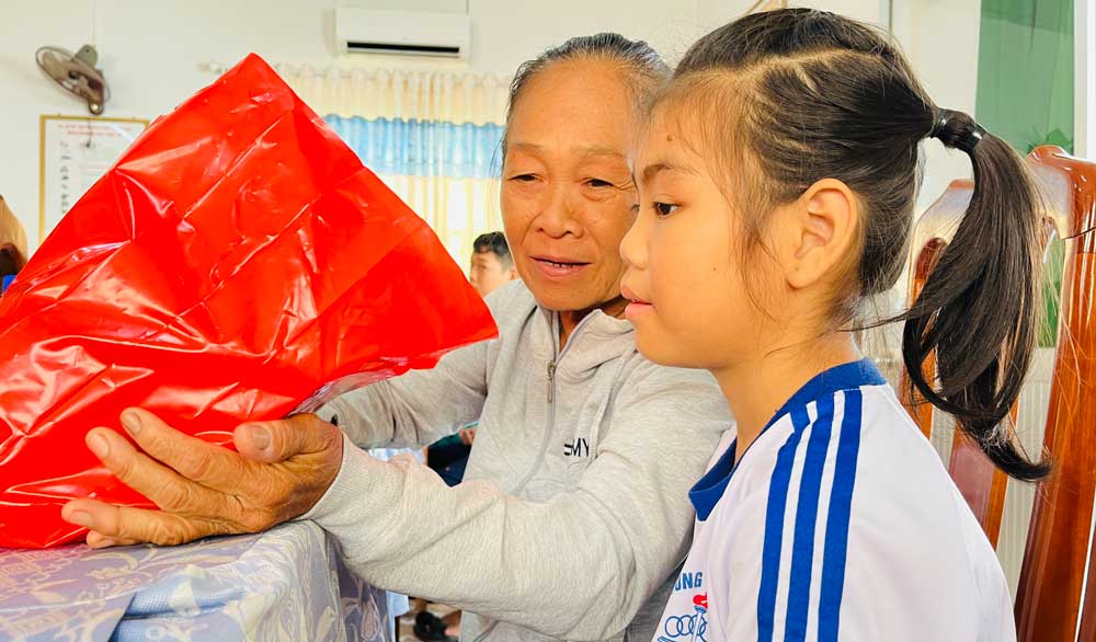 Trẻ em hoàn cảnh đặc biệt nhận quà từ Quỹ Thiện Tâm thông qua Hội Chữ thập đỏ Vĩnh Long vận động hỗ trợ.