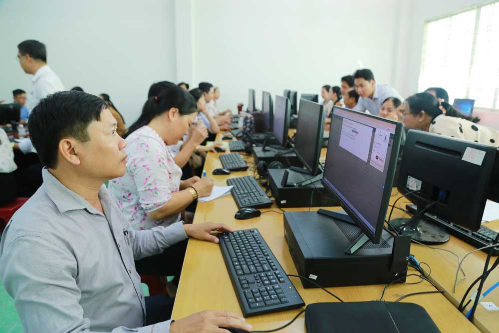 Cán bộ, công chức, viên chức cần cập nhật kiến thức chuyên sâu để ứng dụng công nghệ số trong lĩnh vực phụ trách phù hợp, hiệu quả.