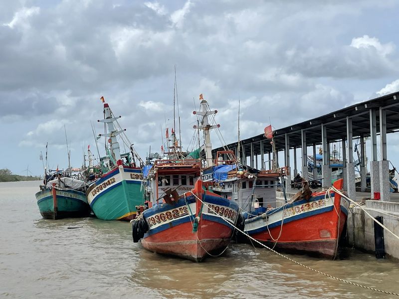 Tàu đánh bắt thuỷ sản trên địa bàn xã Tân Thuỷ. Ảnh: Cẩm Trúc

