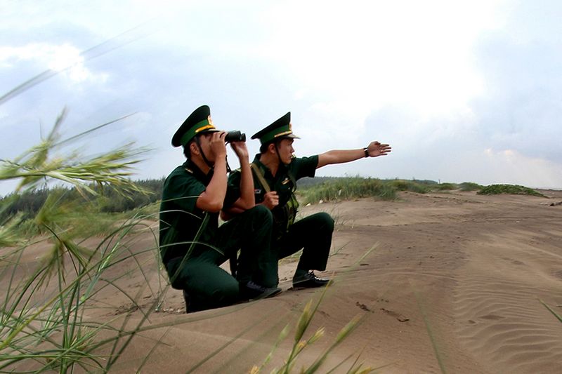 Cán bộ, chiến sĩ các Đồn Biên phòng luôn theo dõi sát diễn biến bão WIPHA để kịp thời kêu gọi tàu thuyền vào tránh bão. Ảnh: BT


