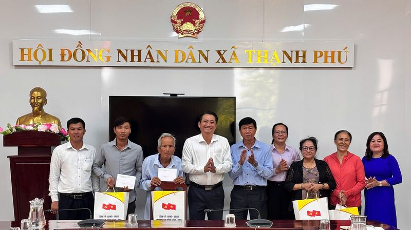 Đồng chí Nguyễn Quỳnh Thiện- Tỉnh ủy viên, Phó Chủ tịch UBND tỉnh trao tặng quà cho các hộ gia đình chính sách tại xã Thạnh Phú.