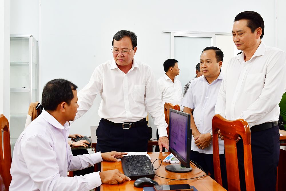 Lãnh đạo tỉnh kiểm tra, thăm hỏi và động viên công chức làm việc tại Trung tâm Hành chính công phường Nguyệt Hóa.