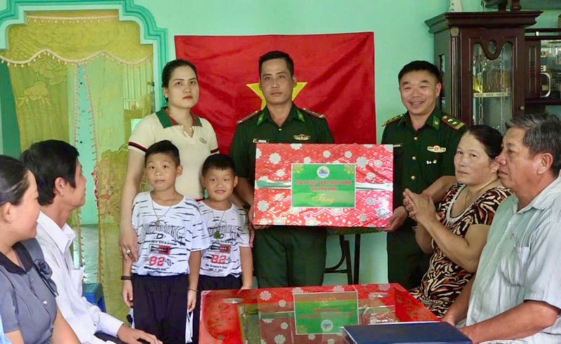 Trung tá Nguyễn Công Bình- Phó Chủ nhiệm Chính trị, BĐBP tỉnh trao quà cho gia đình Thiếu tá Trần Văn Định tại lễ bàn giao nhà.