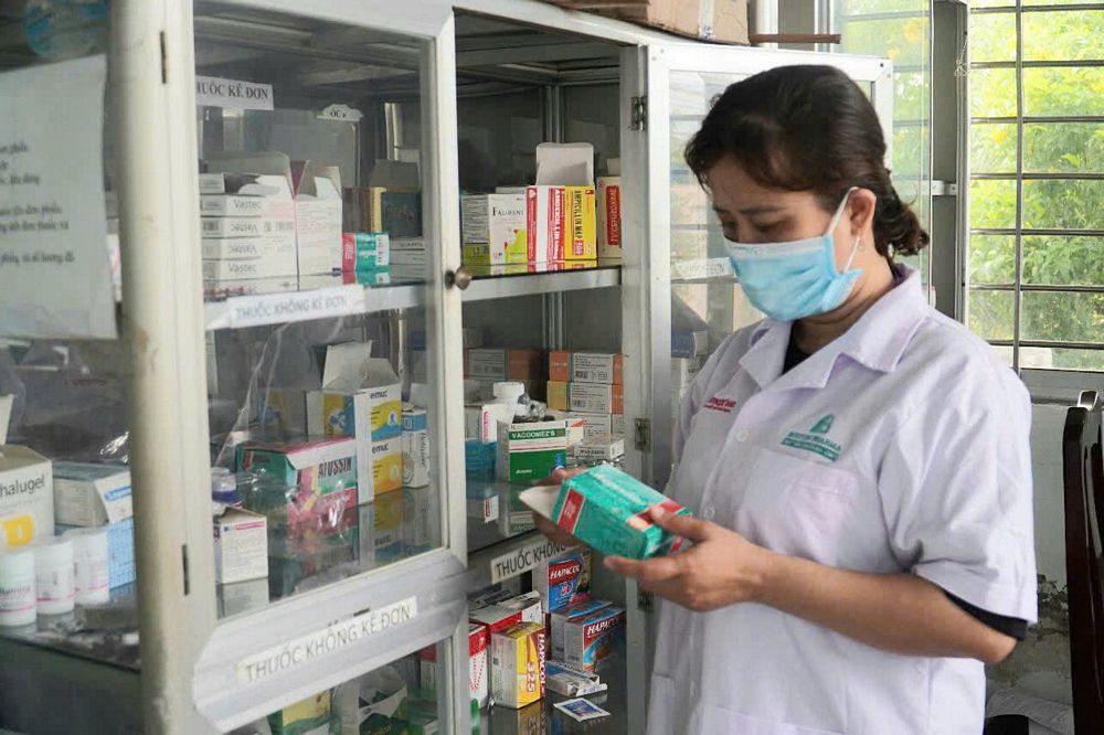 Nhân viên y tế Trạm Y tế xã An Ngãi Trung thực hiện nhiệm vụ tại điểm phụ (Trạm Y tế xã Mỹ Thạnh cũ).


