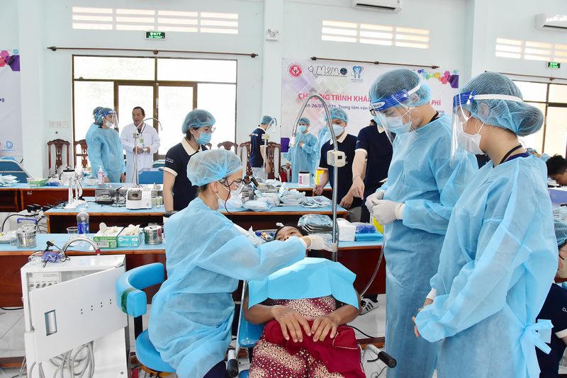 Đội ngũ y- bác sĩ khám, điều trị các bệnh lý răng miệng phổ biến cho người dân.