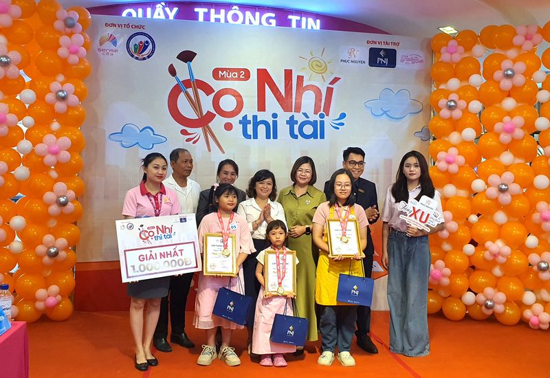 Ban tổ chức trao giải nhất cho 3 thí sinh xuất sắc hội thi.