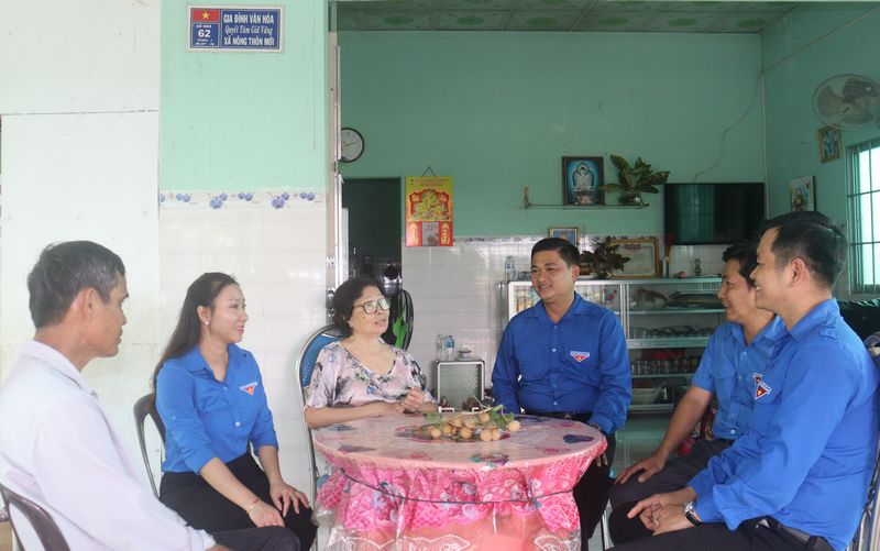 Đoàn đến thăm gia đình bà Đoàn Ngọc Hoa ở ấp 4 (xã Cái Ngang).