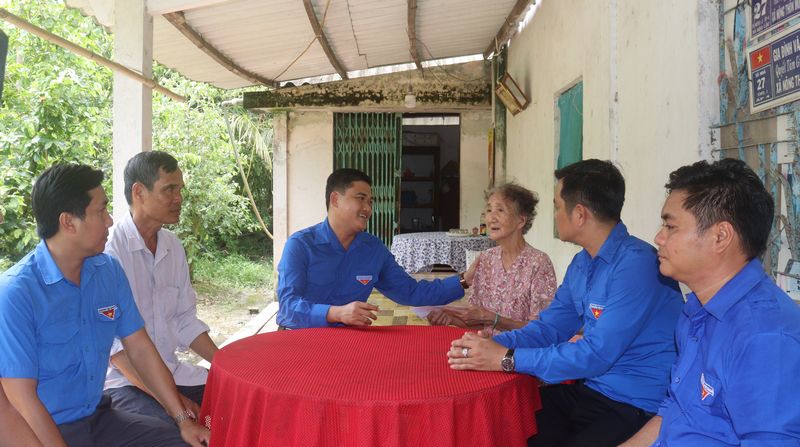 Anh Trần Công Khánh- Phó Bí thư Thường trực Tỉnh Đoàn hỏi thăm và tặng quà tri ân gia đình bà Nguyễn Thị Dồi.