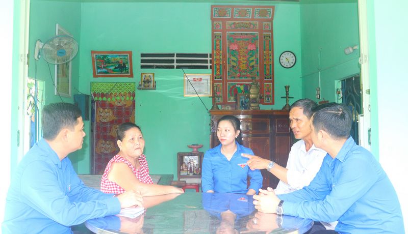 Đoàn đến thăm gia đình bà Nguyễn Thị Ngọc.