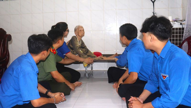 Ân cần hỏi thăm sức khỏe Mẹ Việt Nam anh hùng Mai Thị Đém.