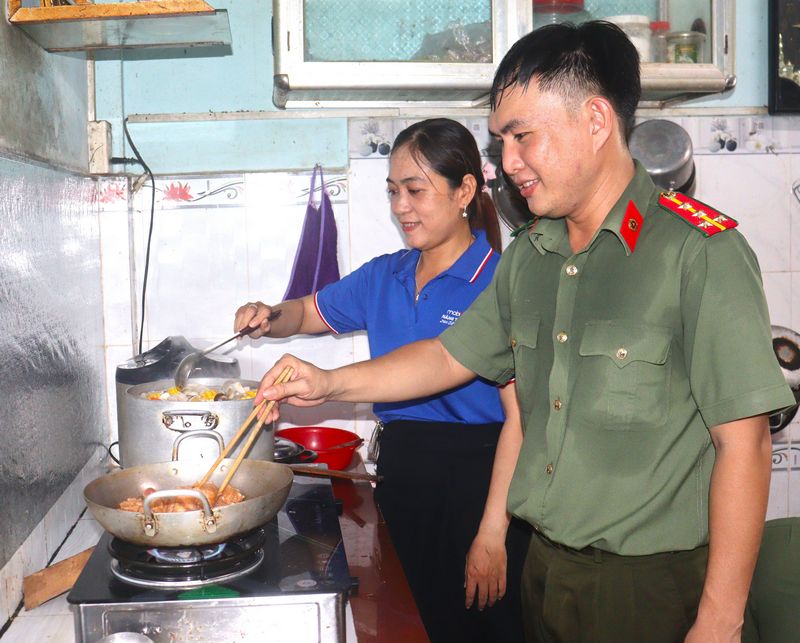 Bạn trẻ vào bếp nấu những món ăn mà mẹ Mai Thị Đém thích.