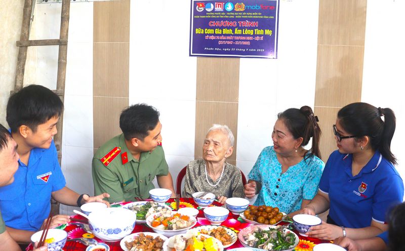 Quây quần bên bữa cơm gia đình ấm lòng tình Mẹ.