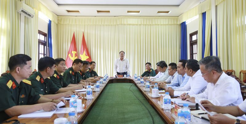 Đoàn công tác đến thăm, làm việc với Ban Chỉ huy phòng thủ khu vực 3- Ngãi Tứ.