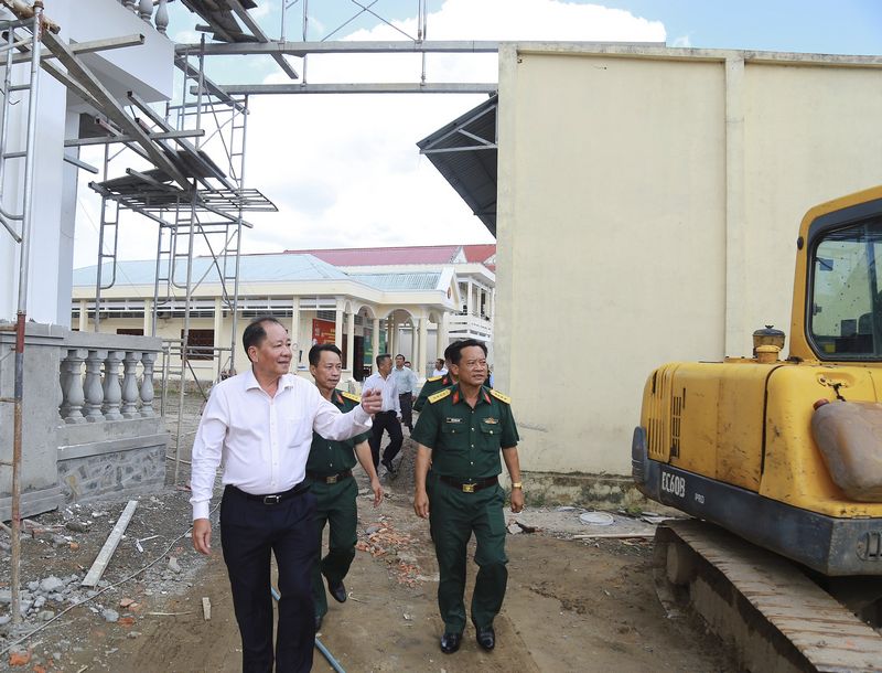 Đồng chí Lê Thanh Vân và các thành viên trong đoàn công tác tham quan các công trình, cơ sở vật chất của Ban Chỉ huy phòng thủ khu vực 3- Ngãi Tứ.