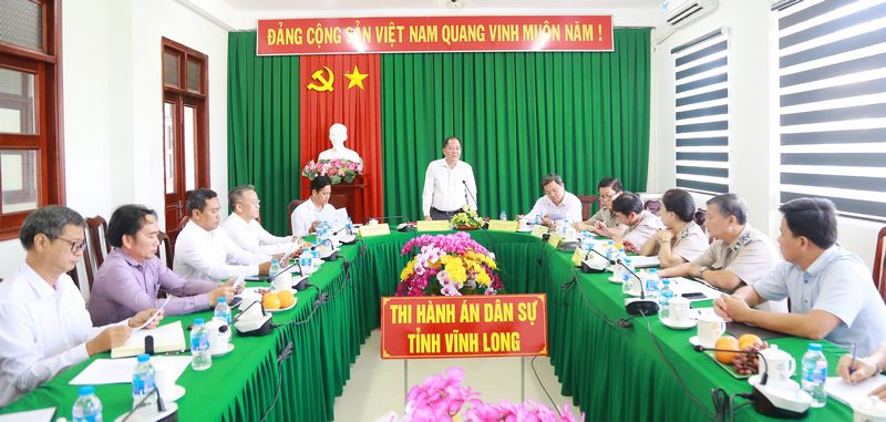 Đồng chí Lê Thanh Vân- Trưởng Ban Nội chính Tỉnh ủy phát biểu tại buổi làm việc với Thi hành án dân sự tỉnh.