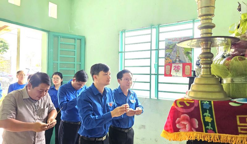 Anh Nguyễn Minh Triết- Bí thư Trung ương Đoàn cùng đoàn công tác thắp hương tưởng nhớ, tri ân liệt sĩ Phạm Văn Giền và liệt sĩ Phạm Văn Liền.