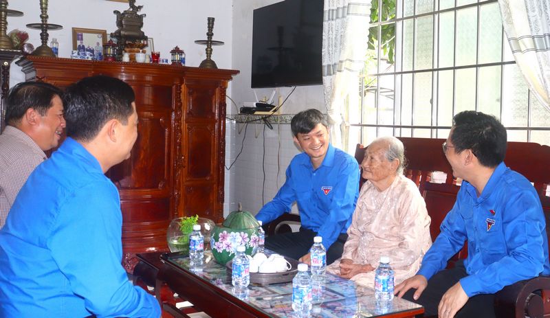 Đoàn đến thăm gia đình bà Lê Thị Xinh.