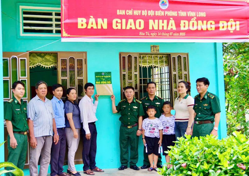 Đại diện Ban Chỉ huy BĐBP tỉnh cùng chính quyền địa phương chụp ảnh lưu niệm với gia đình Thiếu tá Trần Văn Định.