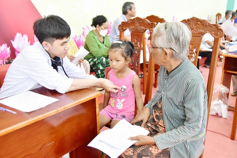 Khám bệnh tim bẩm sinh cho trẻ em.