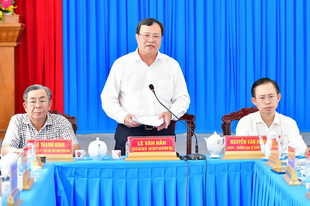 Đồng chí Lê Văn Hẳn- Phó Bí thư Tỉnh ủy, Chủ tịch Ủy ban MTTQ Việt Nam tỉnh Vĩnh Long phát biểu chỉ đạo tại buổi làm việc.