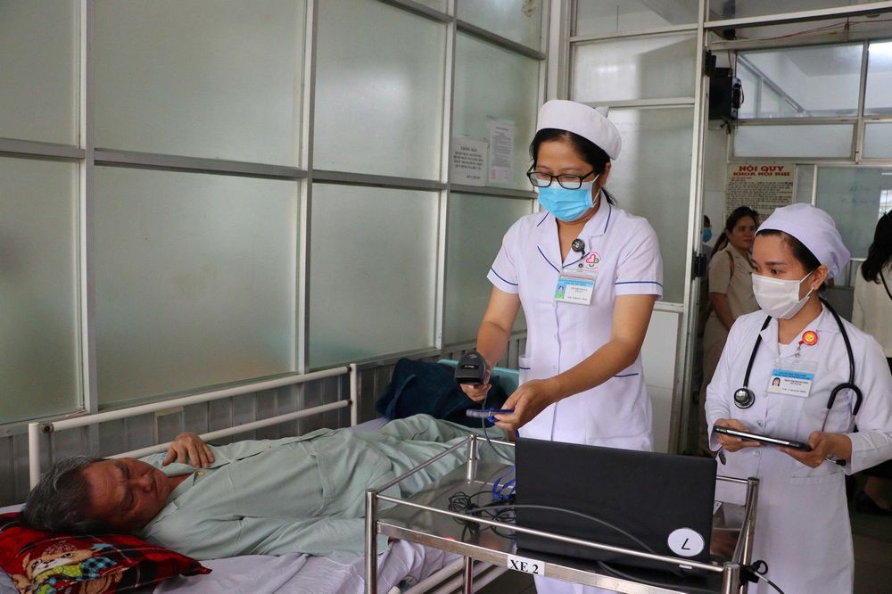 Sử dụng bệnh án điện tử có lợi, giúp điều dưỡng Trung tâm Y tế Nguyễn Văn Thủ tiết kiệm thời gian ghi chép, qua đó, có thể chăm sóc được nhiều bệnh nhân hơn.