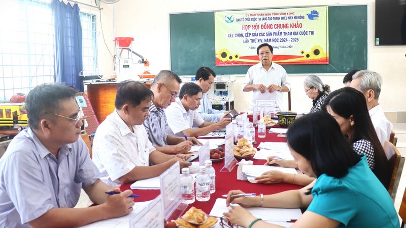 Họp hội đồng chung khảo xét chọn, xếp giải các sản phẩm tham gia Cuộc thi Sáng tạo thanh thiếu niên nhi đồng tỉnh Vĩnh Long lần thứ XIV.



