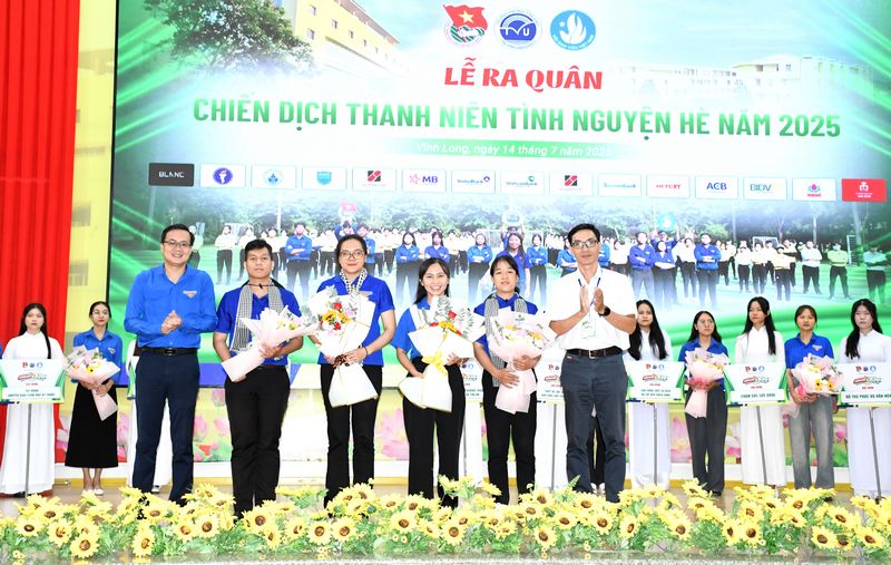 Lãnh đạo Tỉnh Đoàn và Trường ĐH Trà Vinh tặng hoa cho đại diện Xã Đoàn Tân An, Xã Đoàn Thành Thới và chiến sĩ tham gia thường trực tại mặt trận.