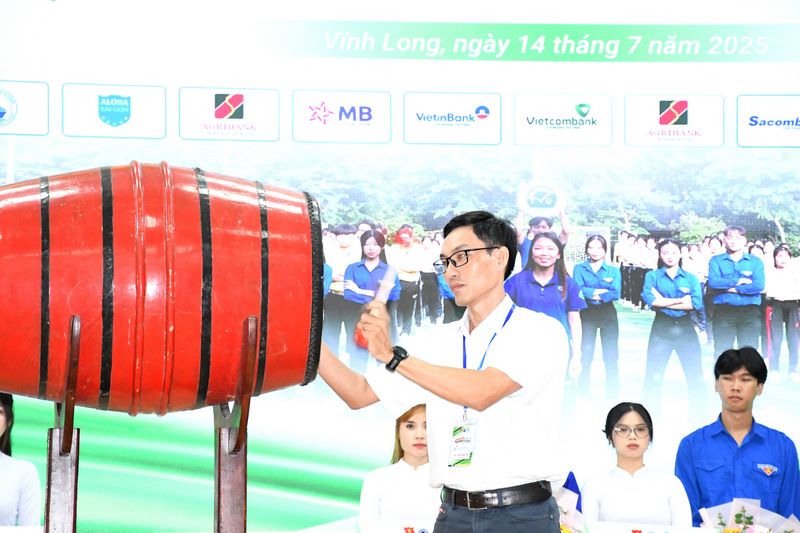 PGS.TS. Diệp Thanh Tùng- Phó Hiệu trưởng Trường ĐH Trà Vinh đánh  trống phát lệnh xuất quân.