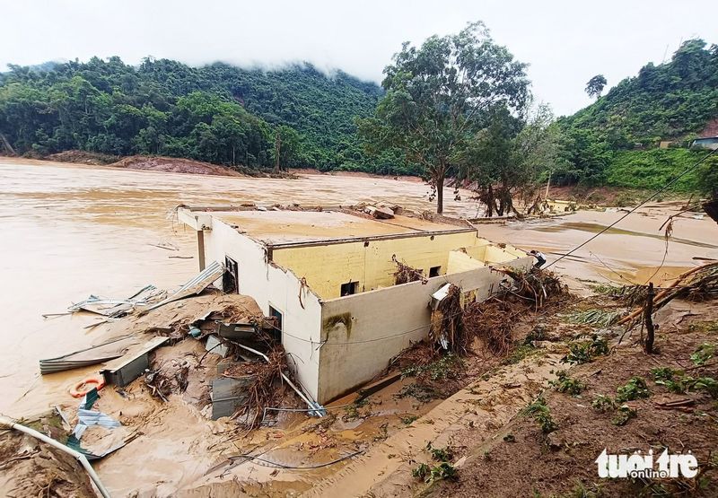


Nhiều ngôi nhà sàn bị cuốn trôi hoàn toàn, còn trơ lại nền móng. Sau lũ, nhiều hộ dân lâm vào cảnh trắng tay đang cần sự giúp đỡ của cộng đồng - Ảnh: HẢI THƯỢNG