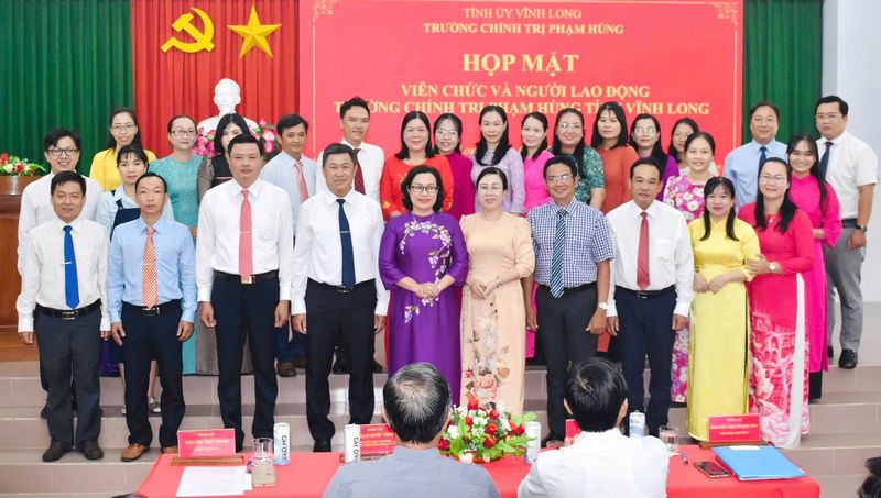 Ban Giám hiệu chụp ảnh lưu niệm cùng viên chức các phòng, khoa tại buổi họp mặt. 