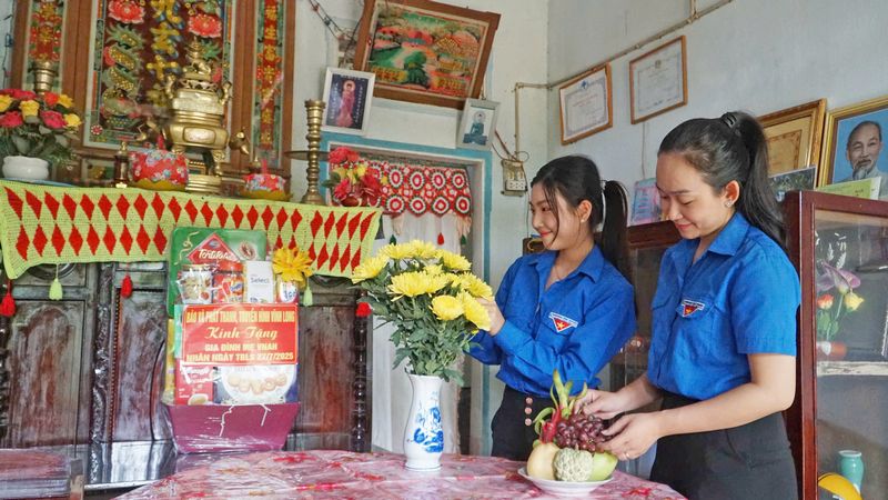 Mọi người sum họp cùng nhau chuẩn bị mâm cơm tri ân Mẹ Việt Nam anh hùng Nguyễn Thị Ba.
