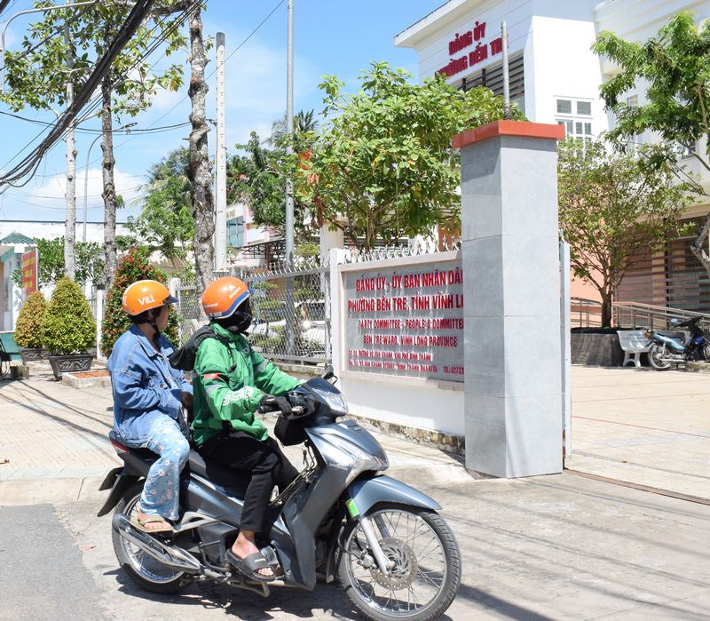 Người dân đến phường Bến Tre để liên hệ thực hiện giấy tờ theo bộ thủ tục hành chính.