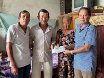 Trao tiền bạn đọc giúp ông Lê Văn Bé