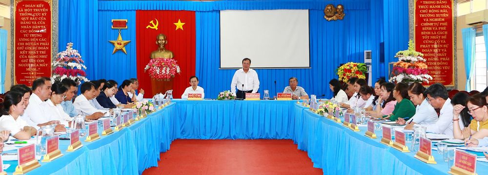 Đồng chí Lê Văn Hẳn- Phó Bí thư Tỉnh ủy, Chủ tịch Ủy ban MTTQ Việt Nam tỉnh làm việc với Đảng ủy xã Càng Long về công tác chuẩn bị tổ chức Đại hội Đảng bộ xã, nhiệm kỳ 2025-2030.
