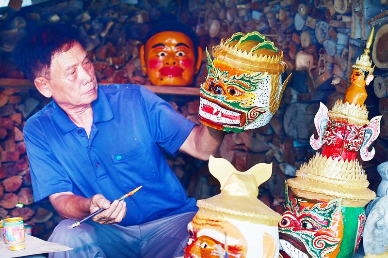 NNƯT Lâm Phên chăm chút cho từng sản phẩm mặt nạ, nghề thủ công mỹ nghệ truyền thống của người Khmer.
