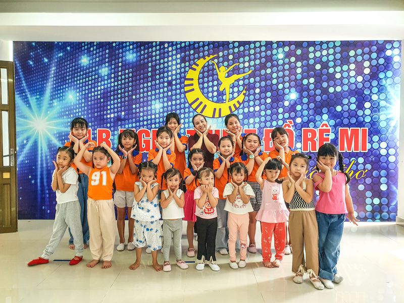 Các em thiếu nhi tham gia học múa ở CLB Nghệ thuật Đồ Rê Mi.

