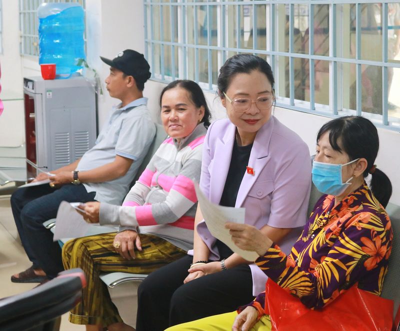 Bà Nguyễn Thị Quyên Thanh- Tỉnh ủy viên, Phó Chủ tịch UBND tỉnh đến thăm, kiểm tra thực tế tại Trung tâm Phục vụ hành chính công phường Bình Minh.