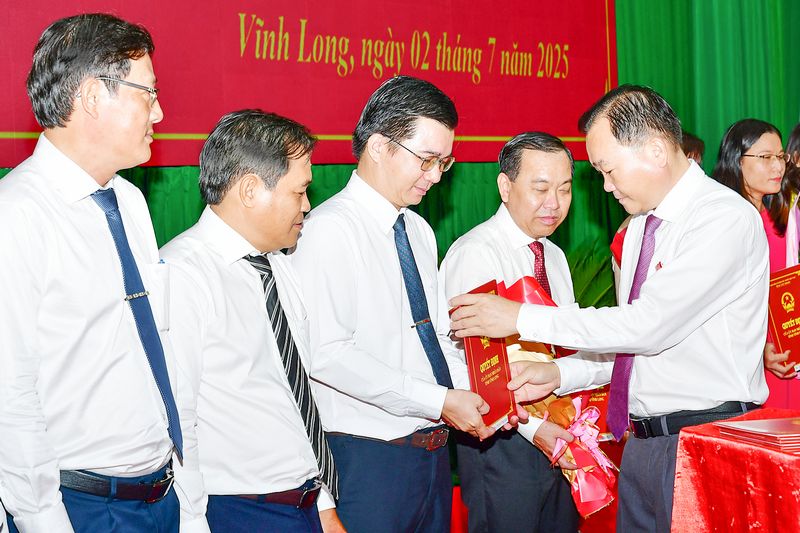 Việc tinh gọn tổ chức bộ máy nhằm xây dựng hệ thống chính trị thật sự tinh gọn, hoạt động hiệu lực, hiệu quả, đáp ứng yêu cầu, nhiệm vụ trong kỷ nguyên mới. Trong ảnh: Đồng chí Nguyễn Minh Dũng- Phó Bí thư Tỉnh ủy,
Chủ tịch HĐND tỉnh trao quyết định công tác cán bộ của tỉnh Vĩnh Long. Ảnh: BÁ THI