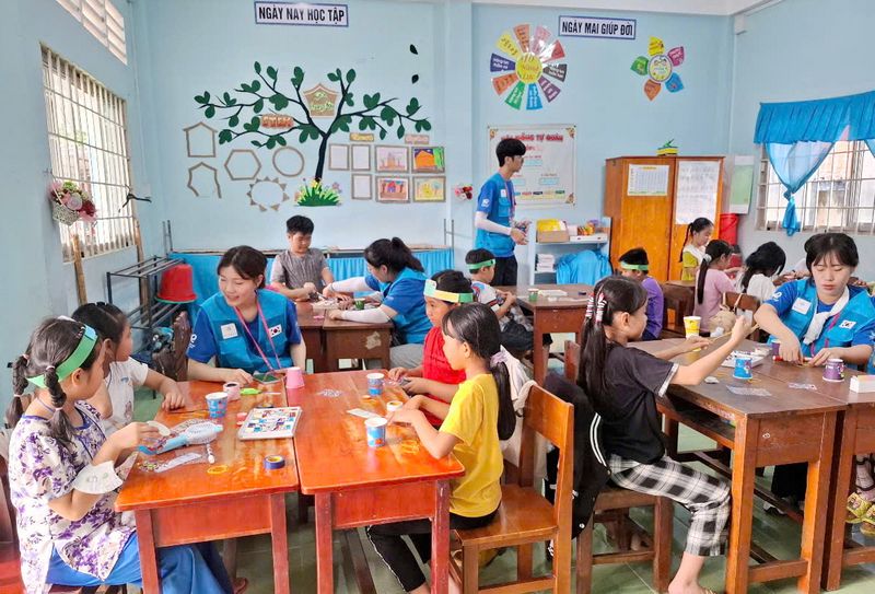 Các bạn sinh viên đã cùng đem đến niềm vui cho học sinh tiểu học với lớp học thú vị.

