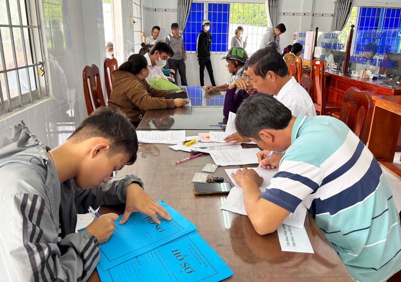 Người dân điền thông tin làm hồ sơ tại Trung tâm Phục vụ hành chính công xã Quới An. 
